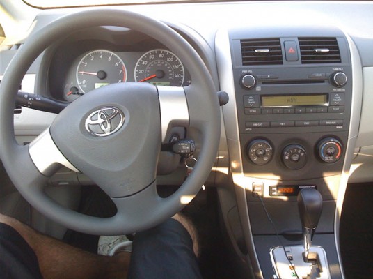 Рулевое колесо и панель приборов Toyota Corolla 2010