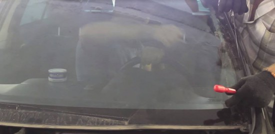 Процесс отсоединения стекла от металла машины
