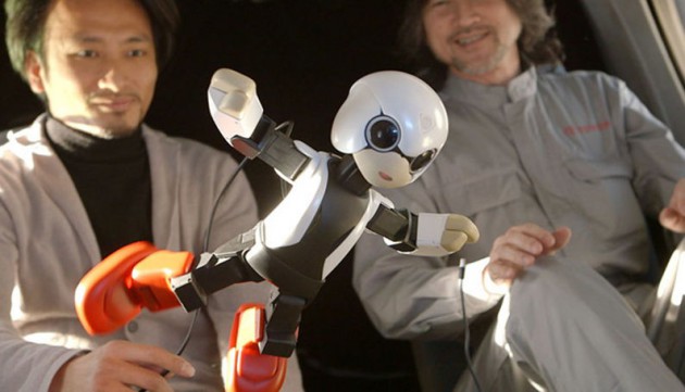 Водителей Toyota теперь будет развлекать робот