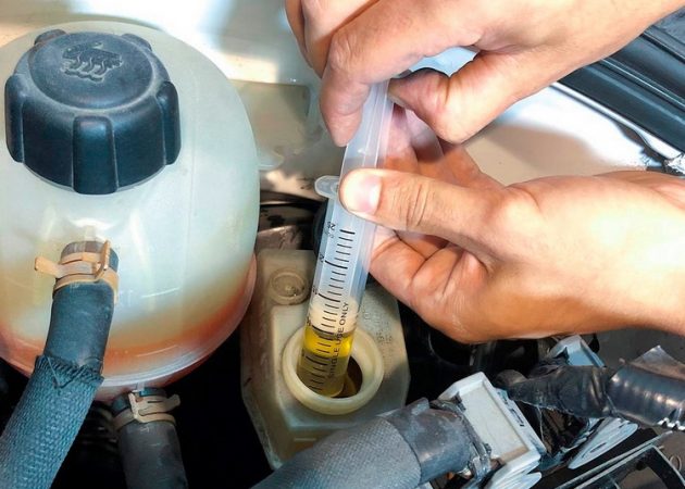 Вытекает антифриз из расширительного бачка: причины, последствия и ...